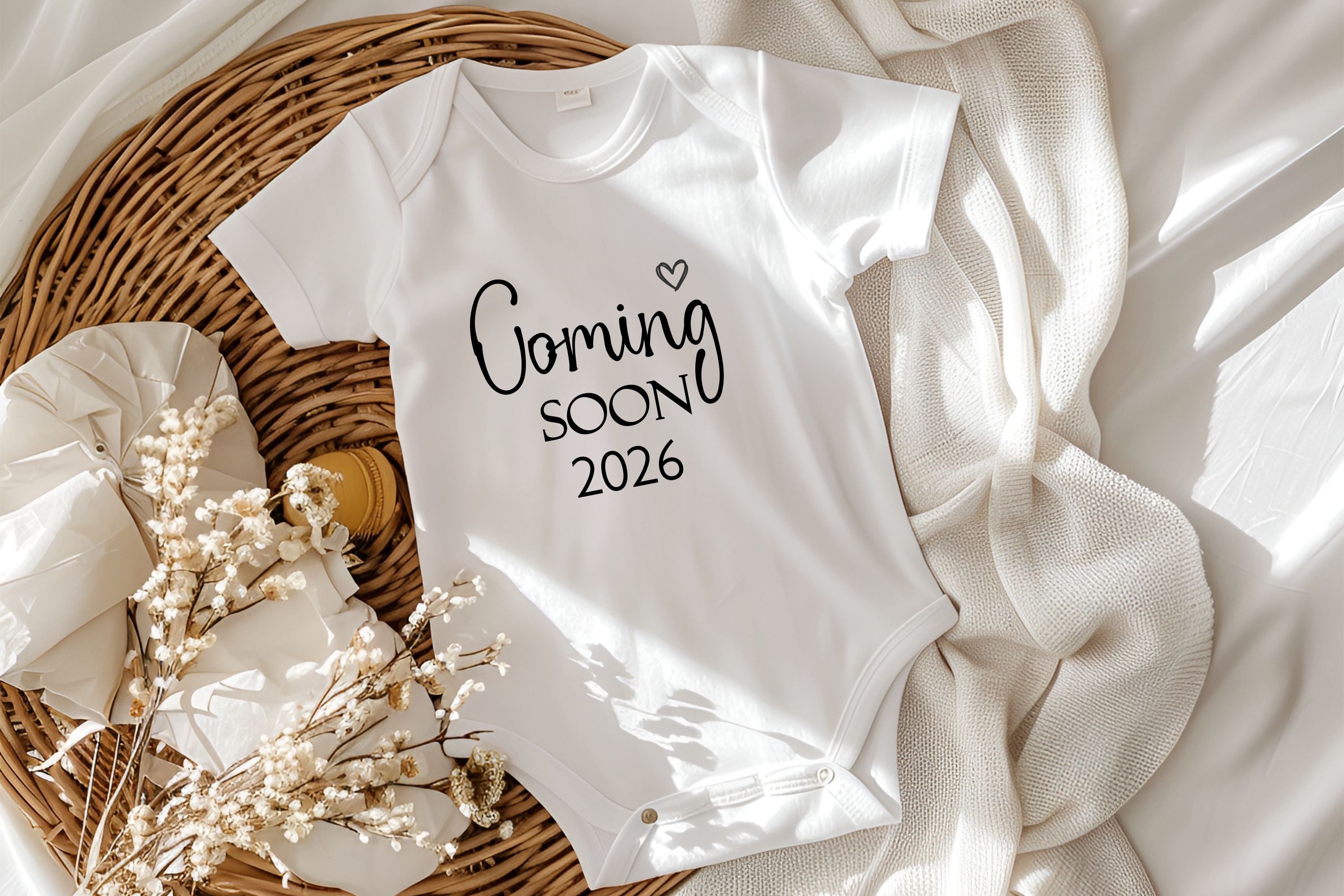 Baby Body Coming Soon 2026 aus Bio-Baumwolle – personalisiertes Geschenk zur Geburt und Babyparty.