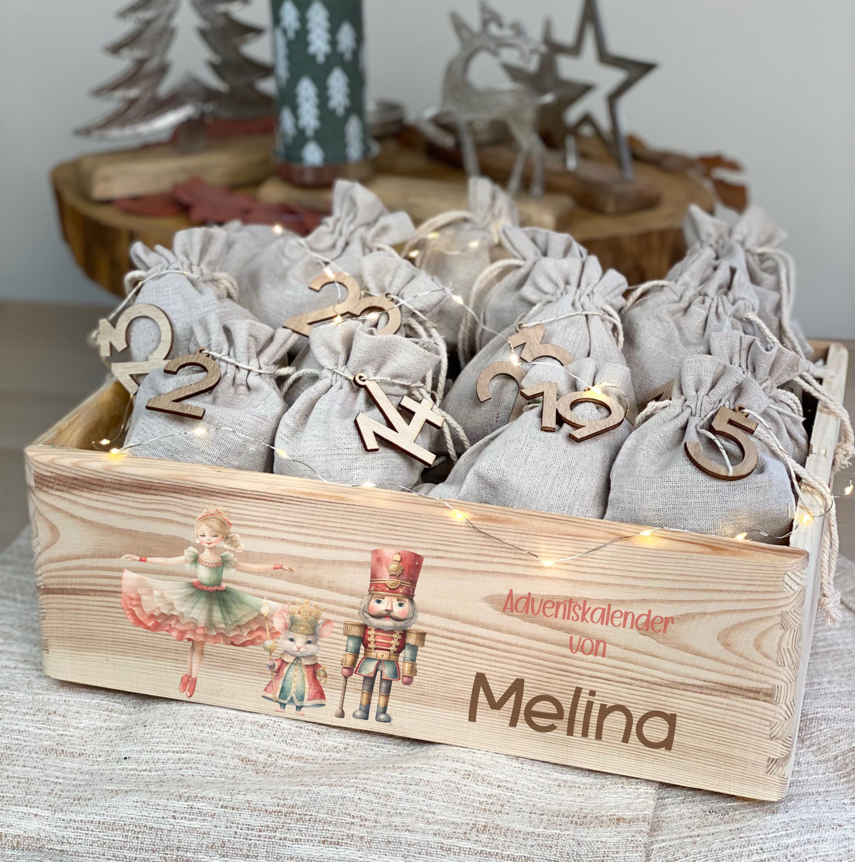 Adventskiste aus Holz mit Namen & skandinavischen Motiven