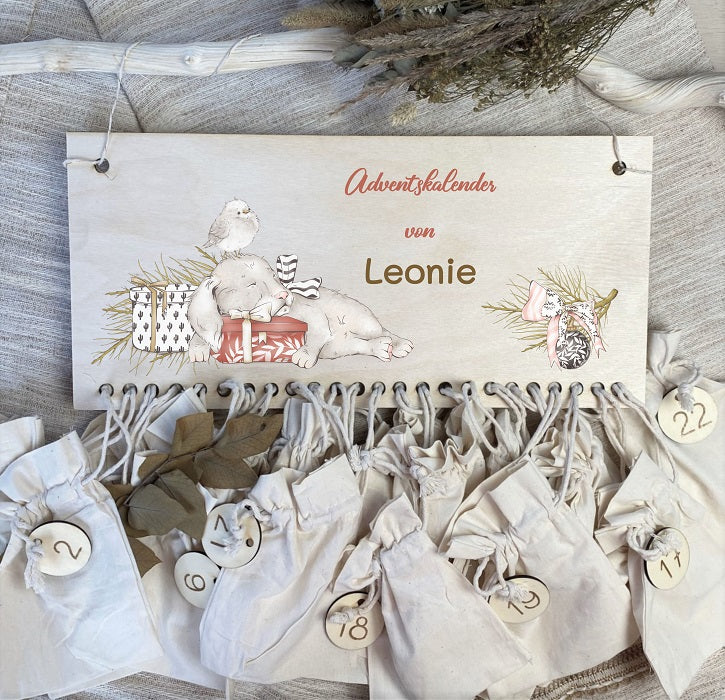 Personalisierter Holz-Adventskalender mit Namen Hase mit Geschenk