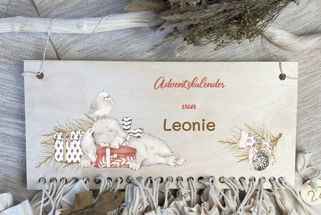 Personalisierter Holz-Adventskalender mit Namen Hase mit Geschenk