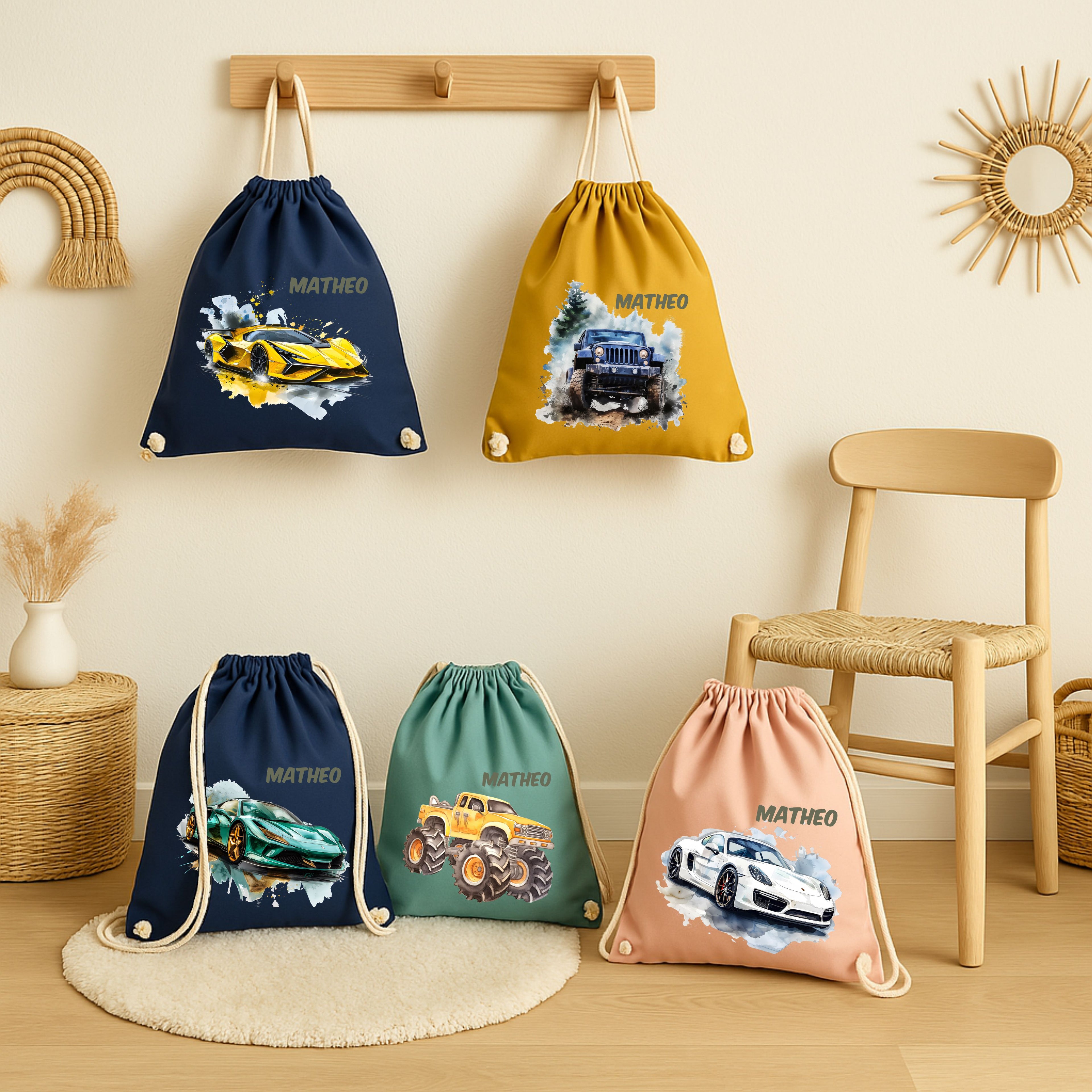 „Turnbeutel Junge mit Auto-Motiv – Rennwagen, Monstertruck, Geländewagen – aus Stoff, personalisiert mit Namen, ideal für Kita, Kindergarten und Sport“