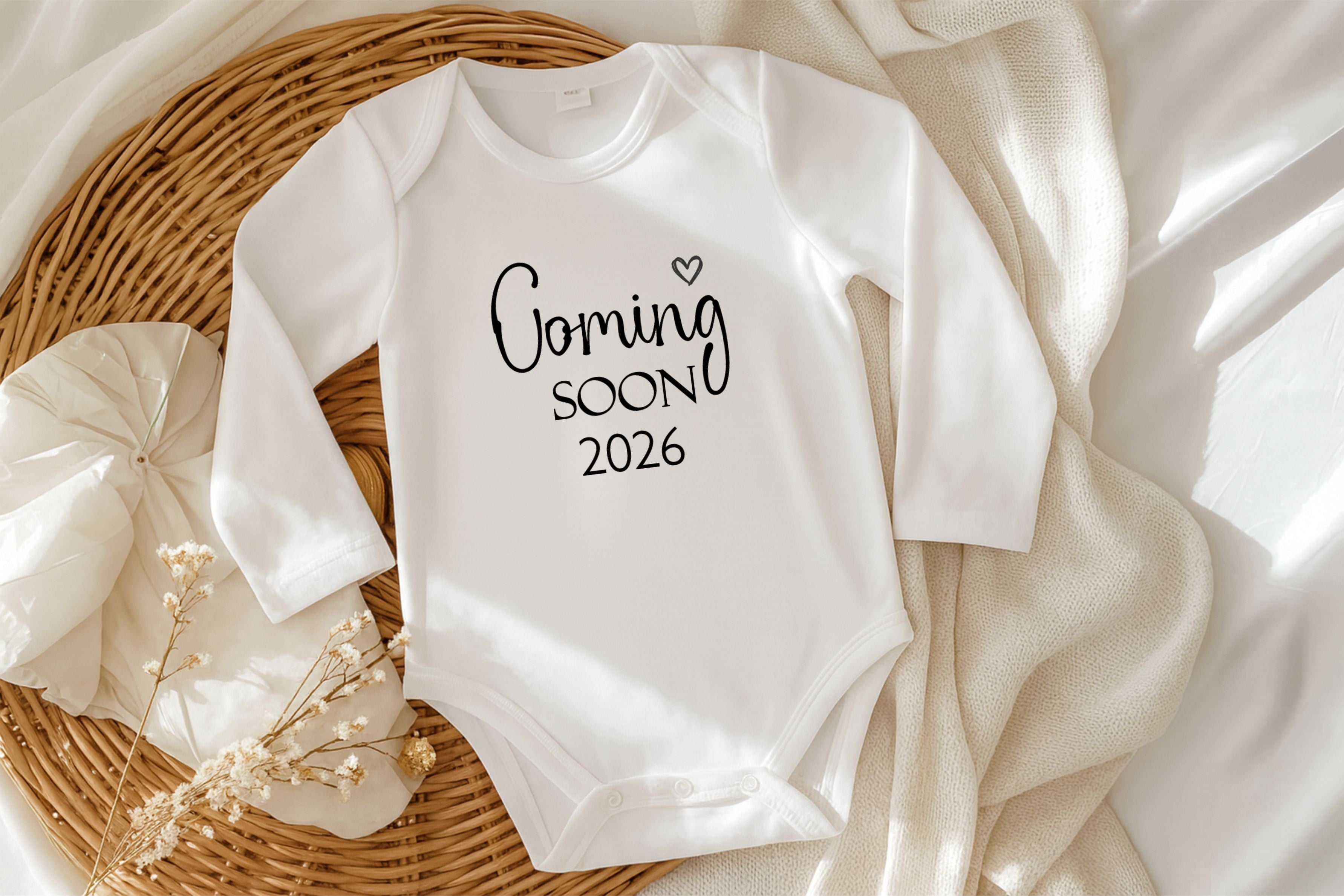Baby Body Coming Soon 2026 aus Bio-Baumwolle – personalisiertes Geschenk zur Geburt