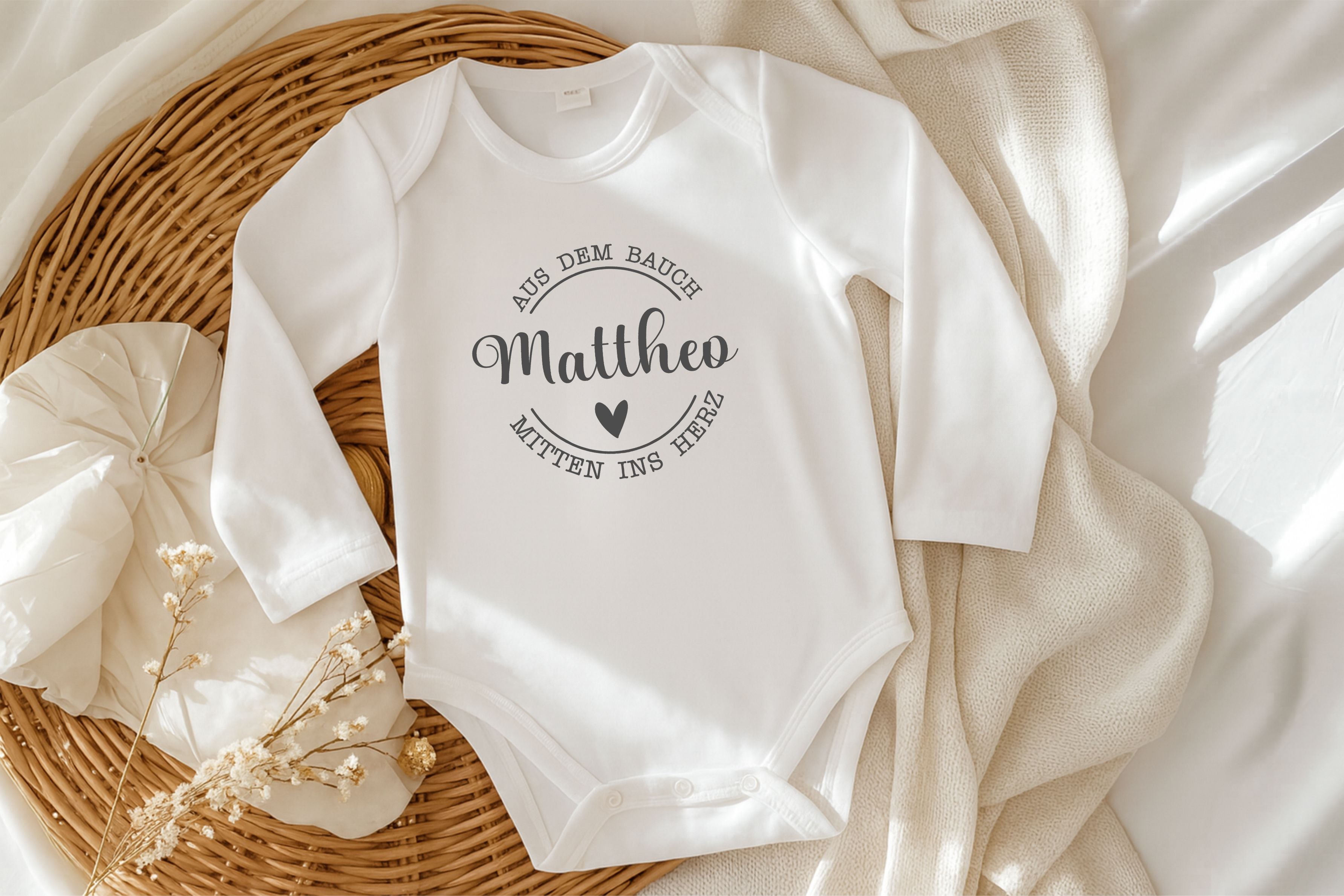 Baby Body Langarm "Aus dem Bauch mitten ins Herz" – personalisiert mit Namen
