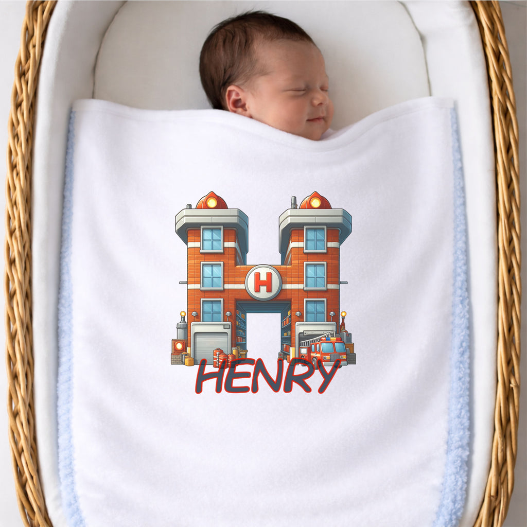 Personalisierte Babydecke mit Namen und Feuerwehr Motiv aus weichem Plüsch für Neugeborene im Babybett