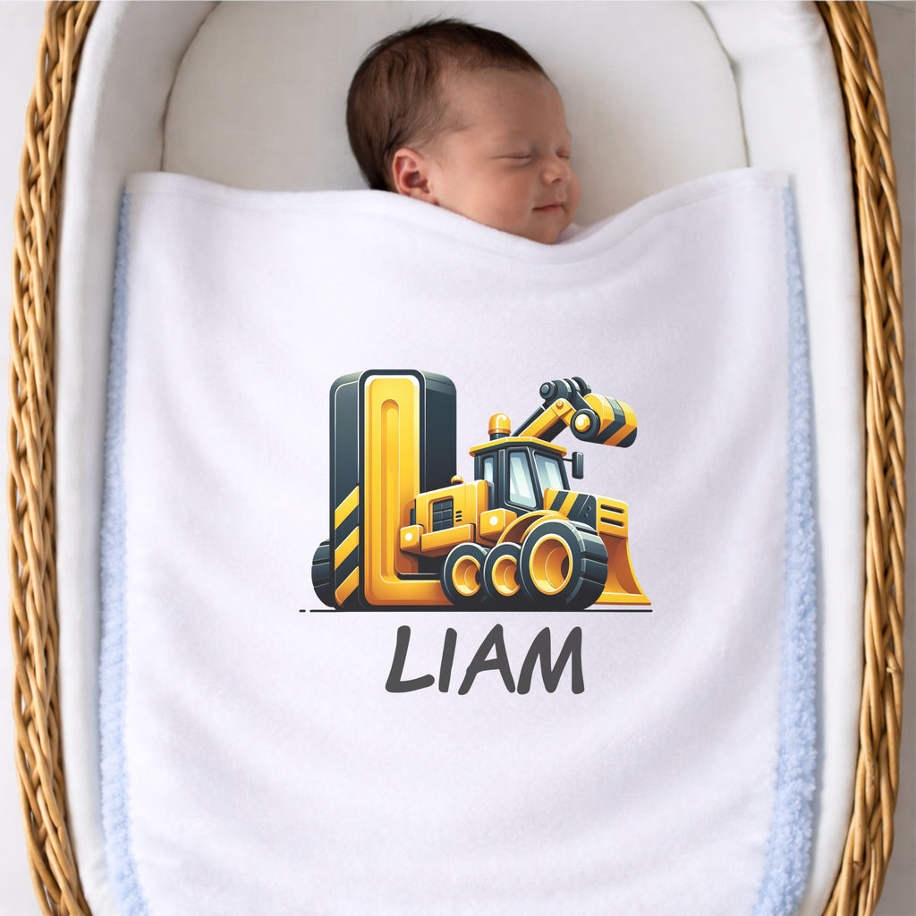 Personalisierte Babydecke mit Namen und Baustelle Motiv aus weichem Pluesch fuer Neugeborene im Babybett