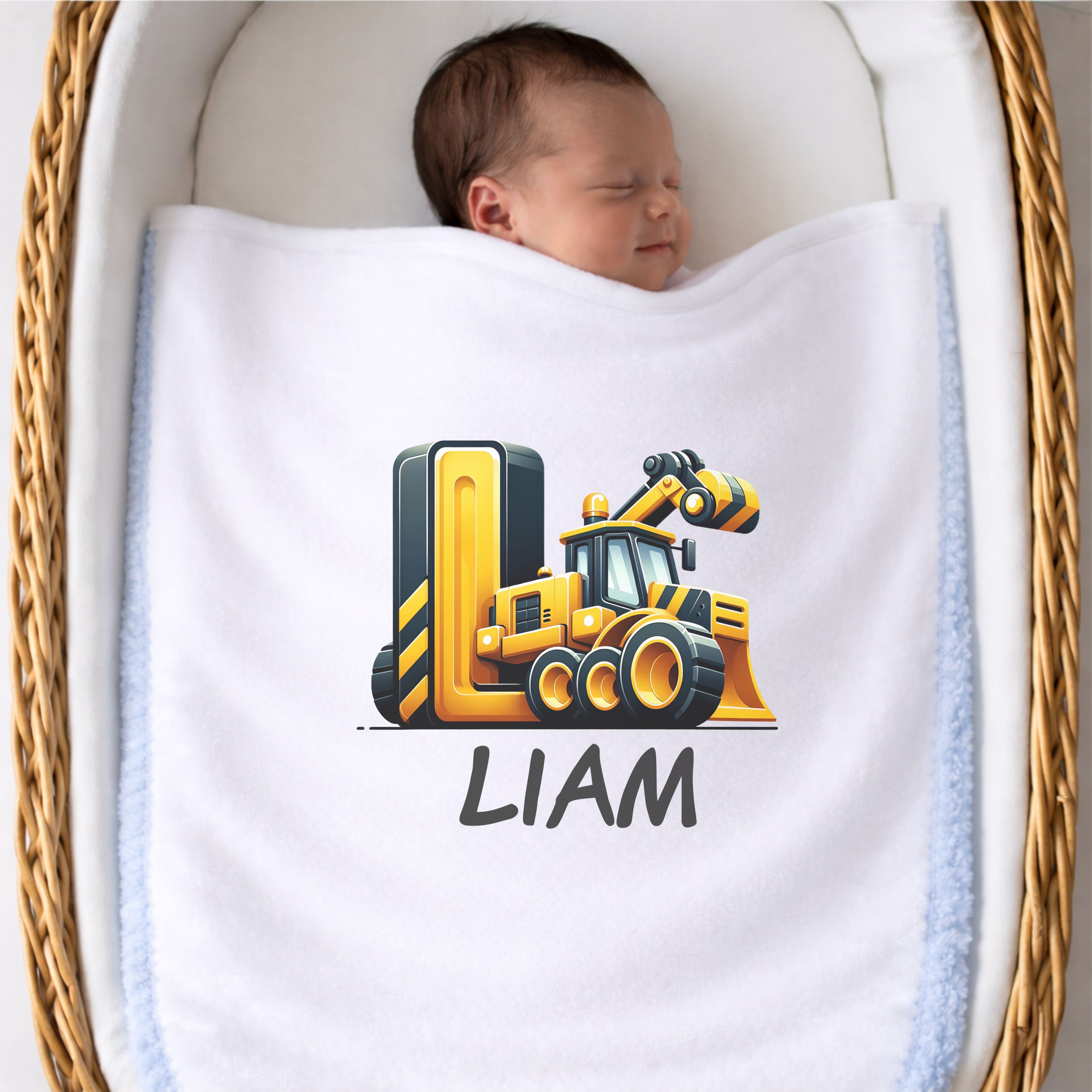 Personalisierte Babydecke mit Namen und Baustelle Motiv aus weichem Pluesch fuer Neugeborene im Babybett