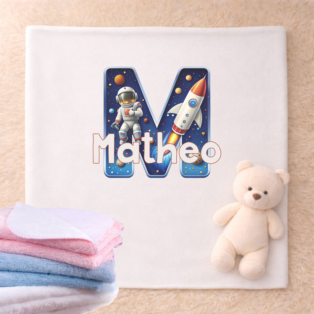 Babydecke personalisiert mit Astronaut Design und individuellem Namen als kuschelige Decke fuer Babys