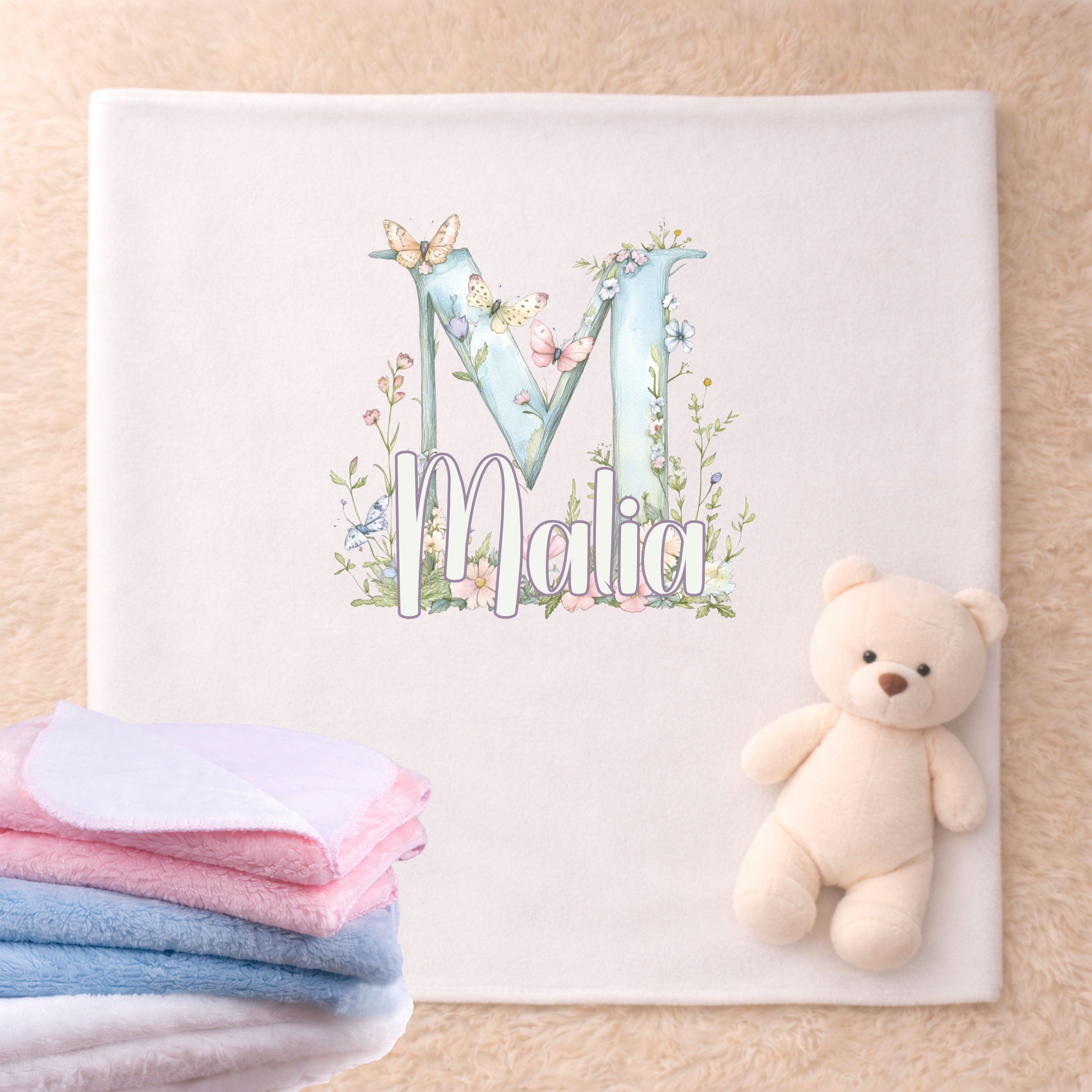 Babydecke personalisiert mit floralem Buchstaben Design als kuschelige Decke für Mädchen