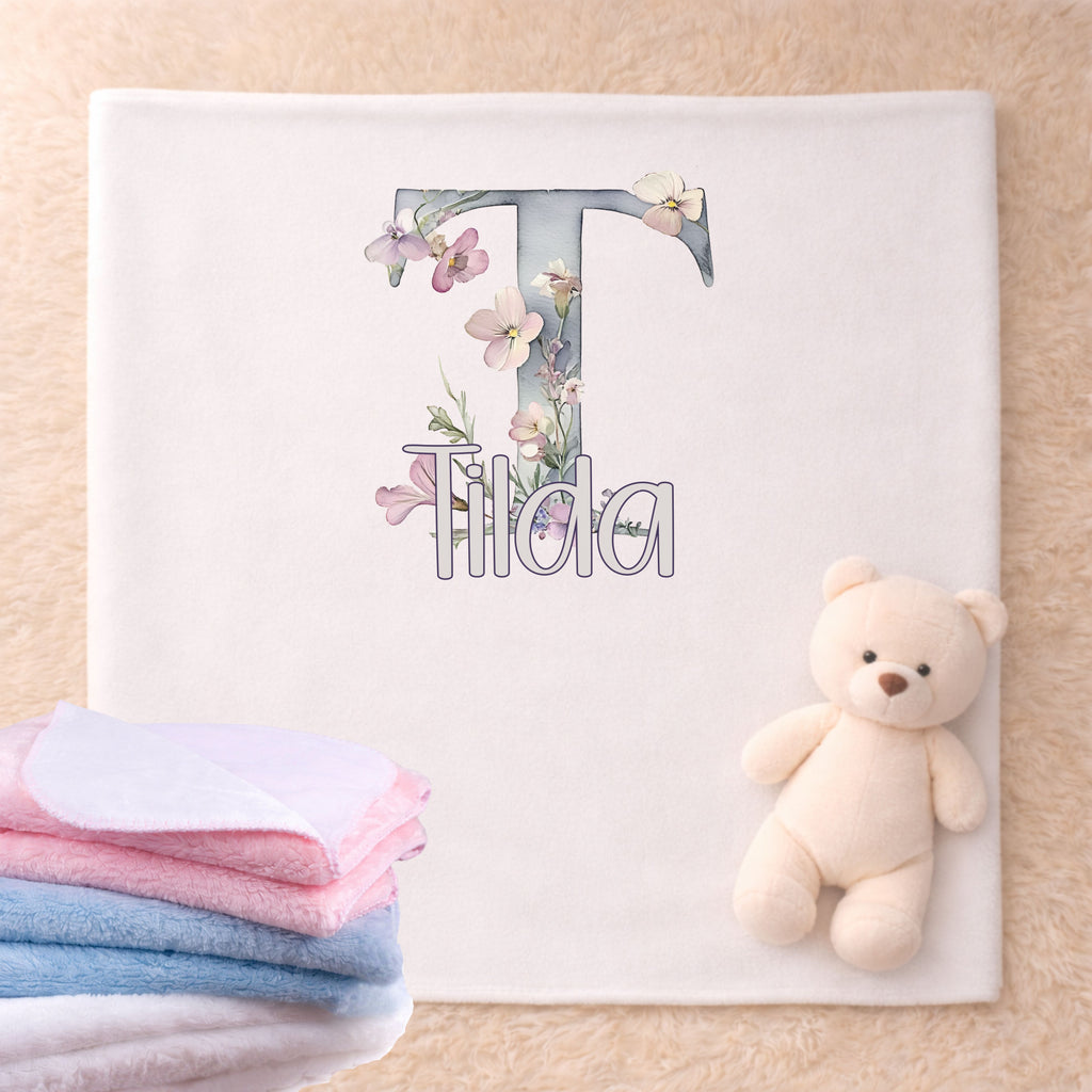 Babydecke personalisiert mit floralem Alphabet Buchstaben Design als kuschelige Decke für Mädchen