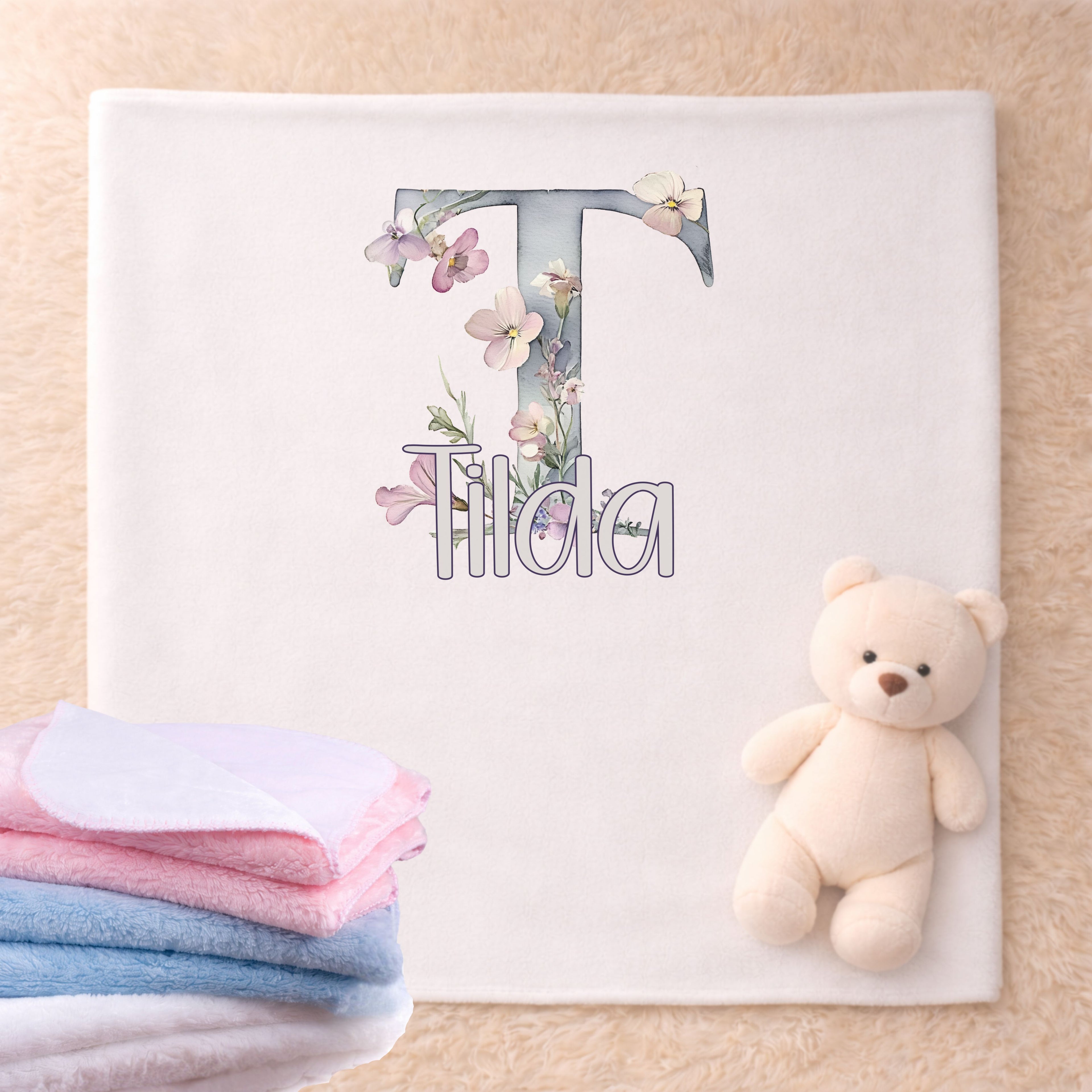 Babydecke personalisiert mit floralem Alphabet Buchstaben Design als kuschelige Decke für Mädchen