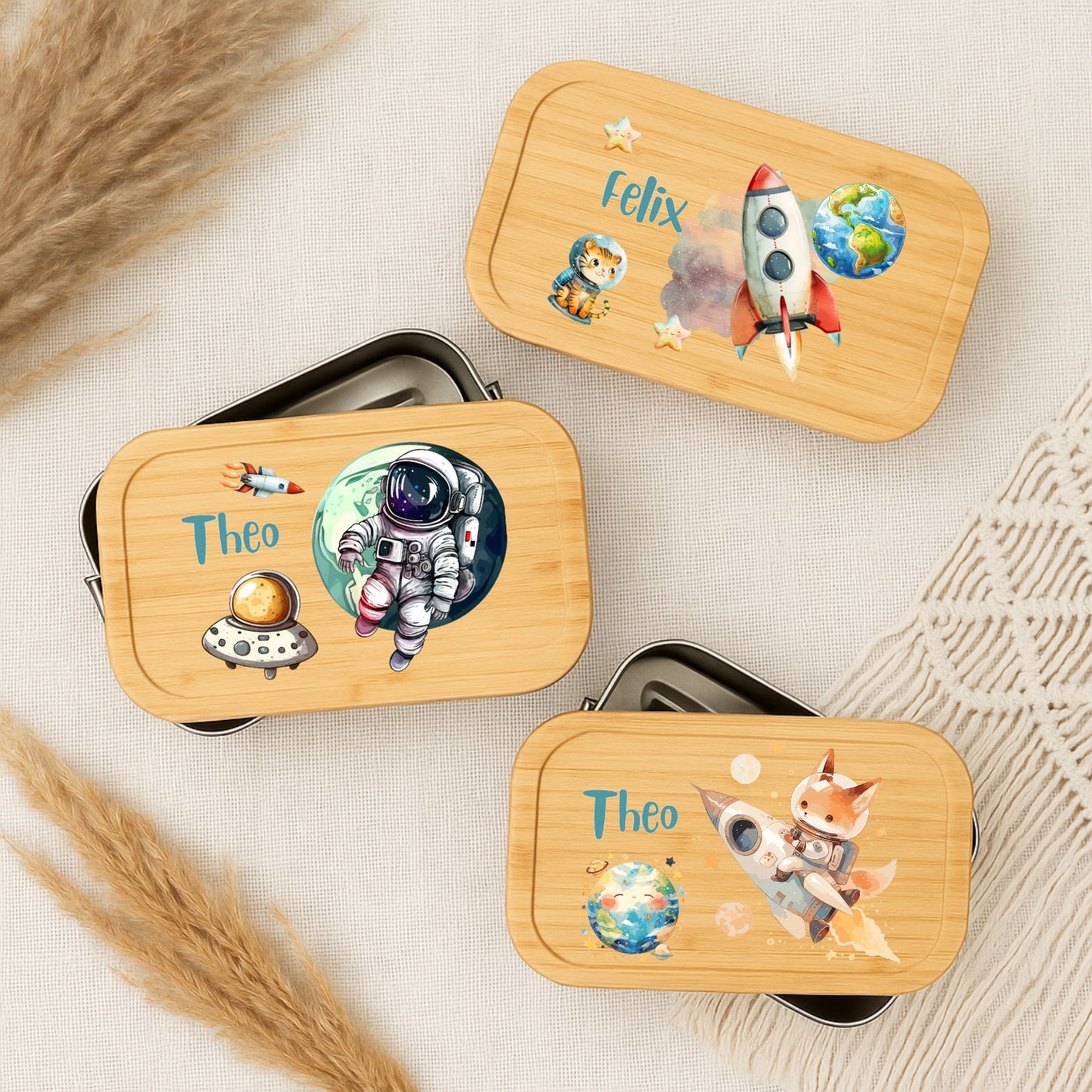 Personalisierte Brotdose Kinder Weltall-Motiv mit Rakete, Astronaut & Planeten – Lunchbox Weißblech mit Bambusdeckel & Wunschnamen