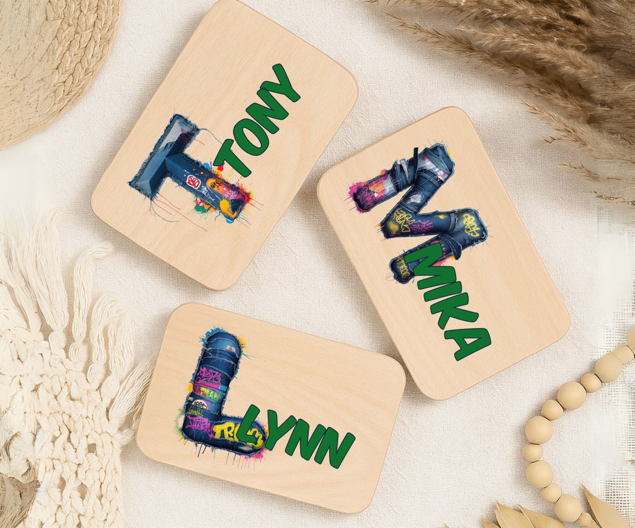 Frühstücksbrettchen Kinder personalisiert mit Graffiti Jeans und Initiale
