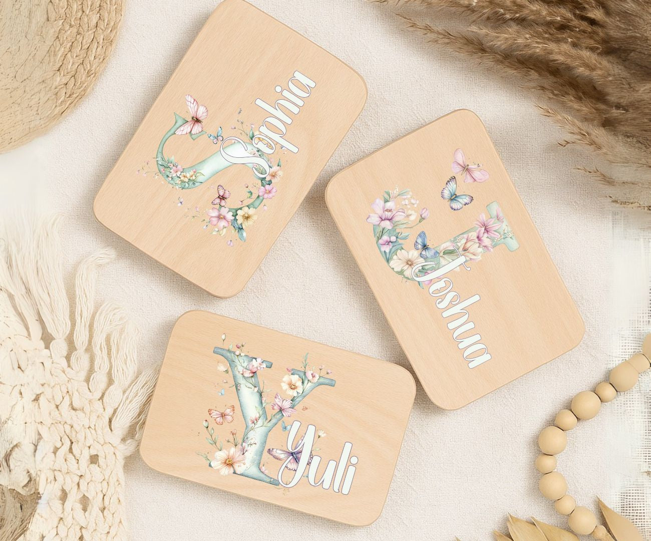 Personalisiertes Holzbrettchen mit Buchstabe Blume Motiv
