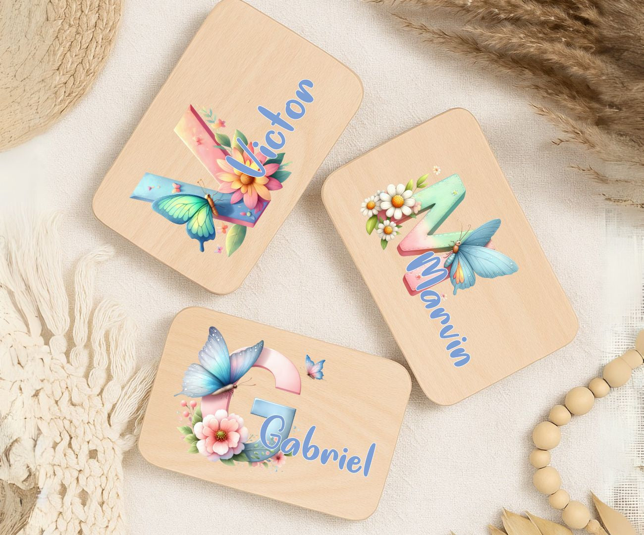 Personalisiertes Holzbrettchen mit Namen – Schmetterling Buchstabe Motiv