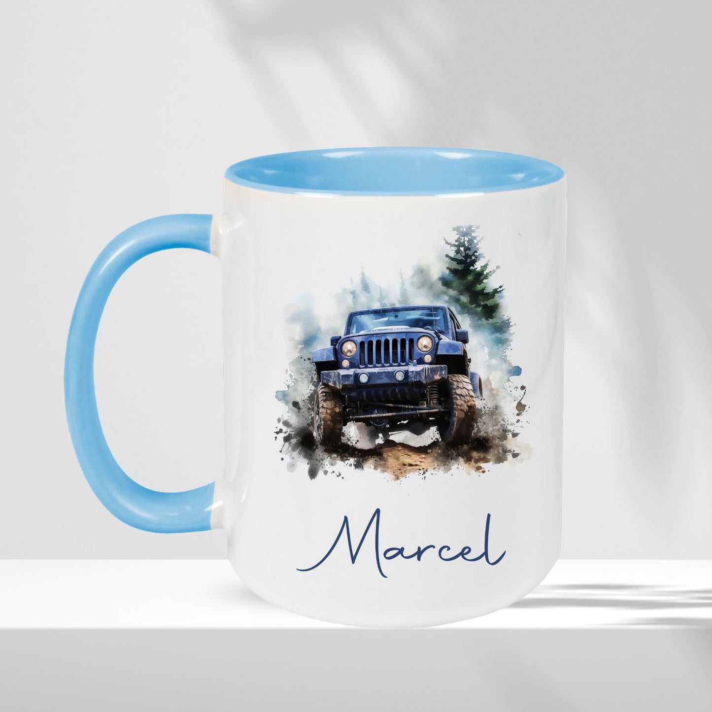 Junior-Tasse blau mit Monstertrack Motiven und Wunschnamen personalisiert - großes Auto Geländewagen