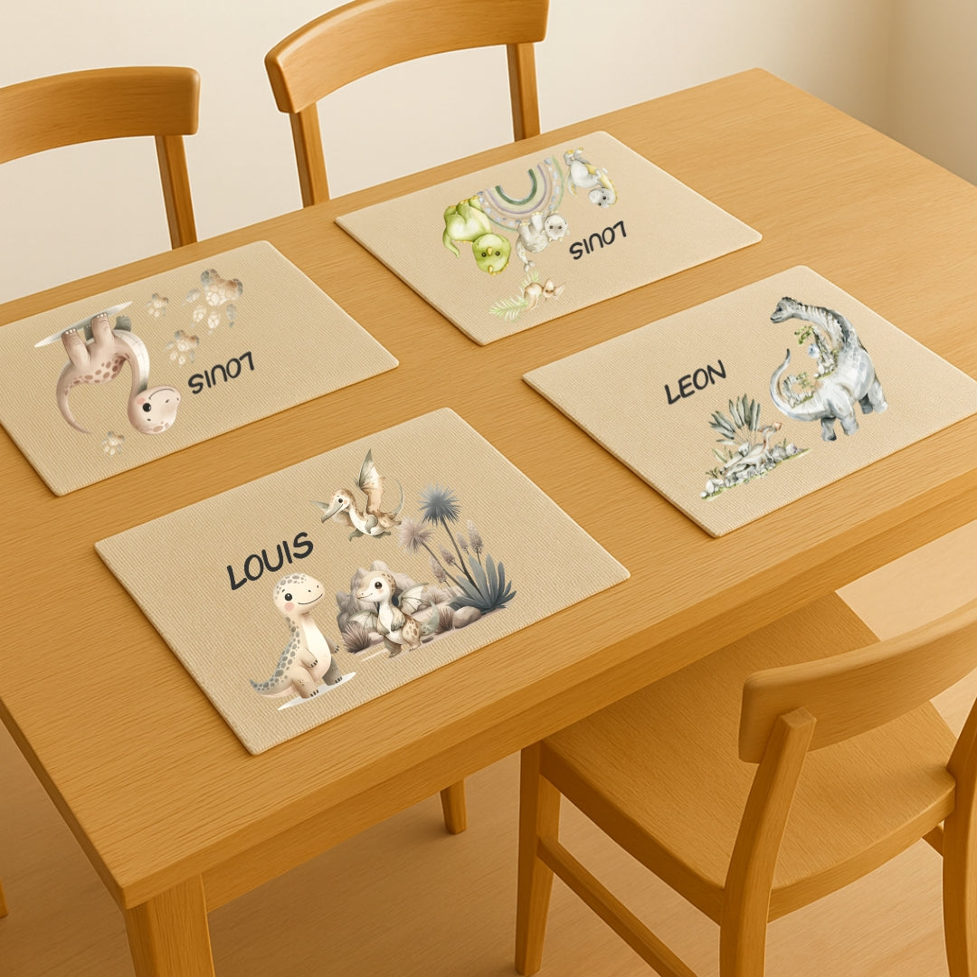 Personalisiertes Platzdeckchen mit Dino-Motiv und Name für Kinder – abwaschbar oder waschbar, 30x45 cm, ideal für Schule und Zuhause.