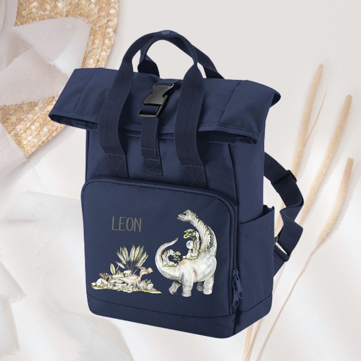 Kinderrucksack blau Roll-Top mit Dinosaurier Motiven und Namen personalisiert - Langhalsdino T-Rex Dino